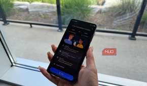 Conversation Mode open in the Google Translate app on a phone.