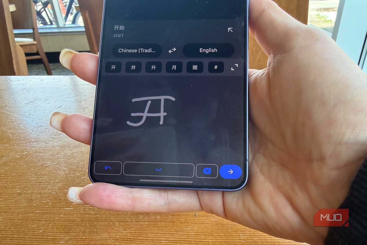 Showing the handwriting function in the Google Translate app.