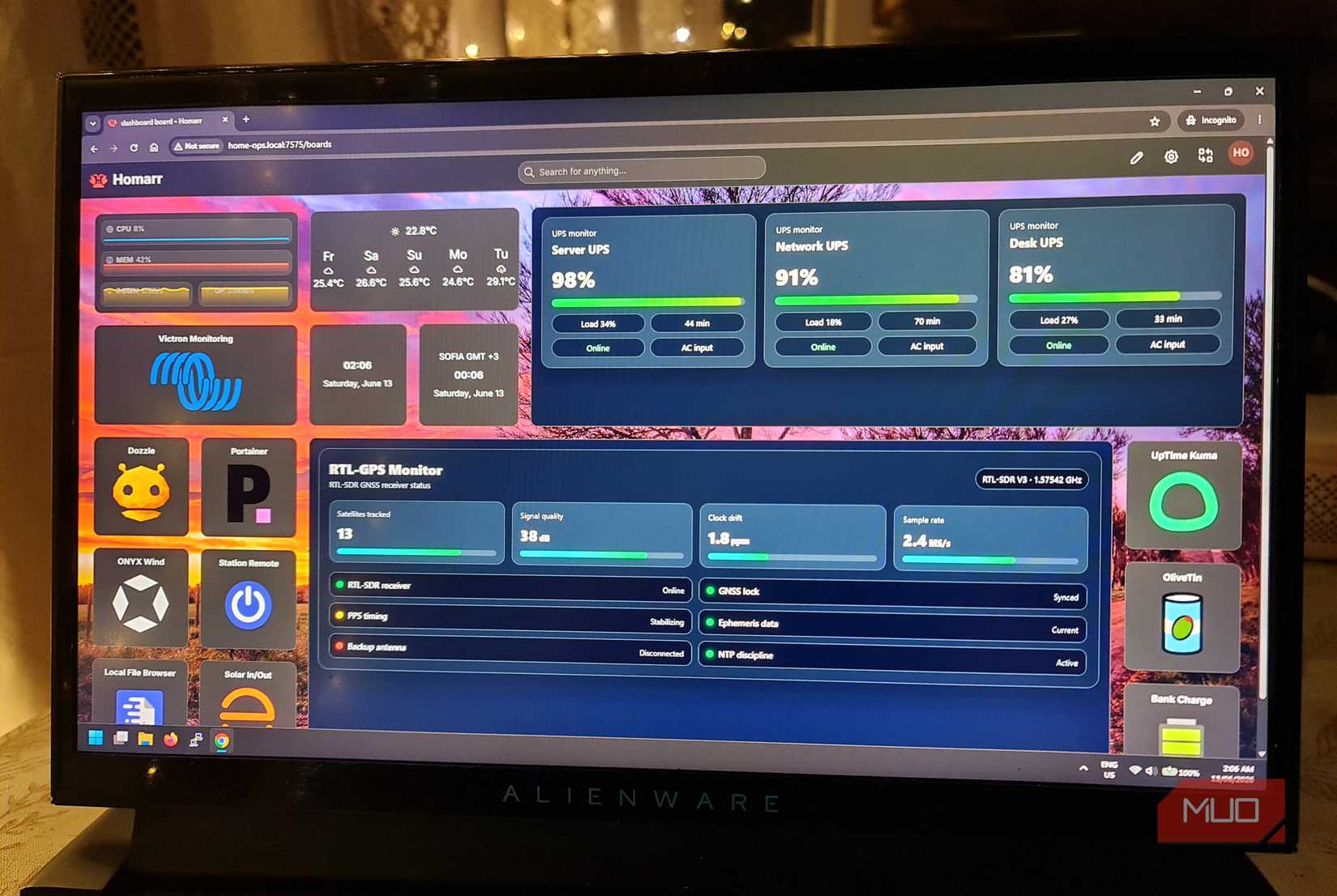 Customized Homarr dashboard running on Debian 12 homelab server
