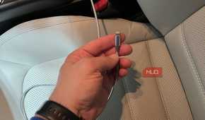 سر یک کابل شارژ iPhone به طول 10 فوت در یک خودرو