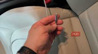 سر یک کابل شارژ iPhone به طول 10 فوت در یک خودرو
