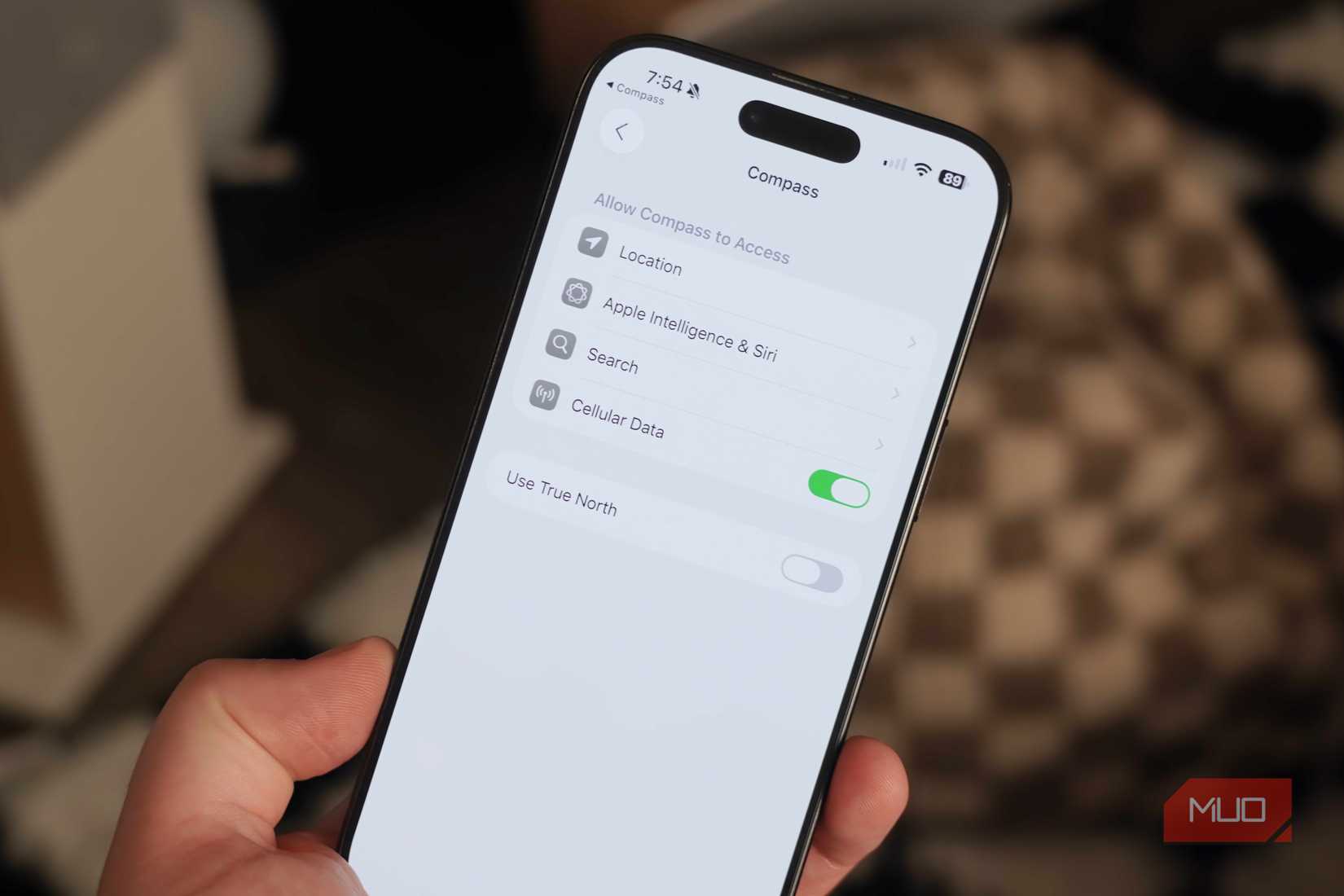 الموقع وإعدادات True North على iPhone Air.