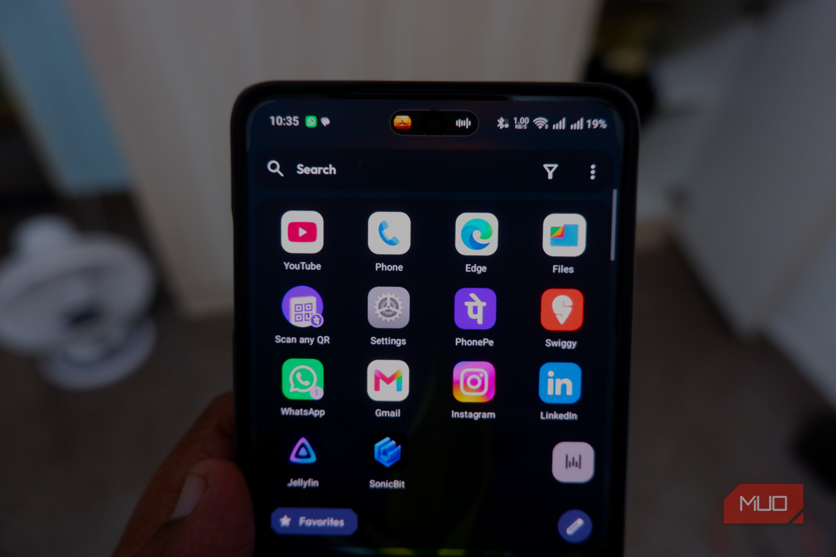 Smartphone Android utilisant le lanceur Android kvaesitso