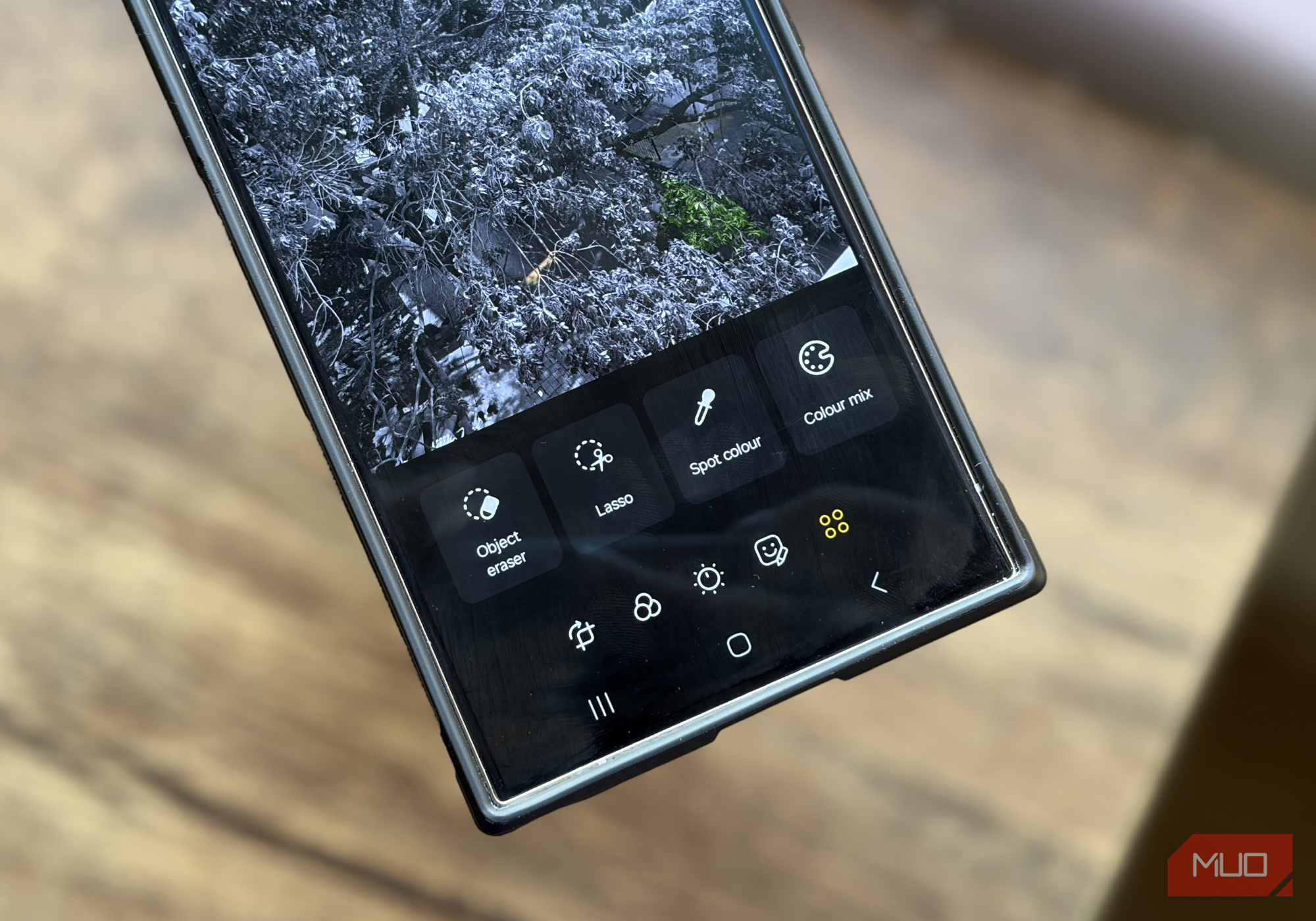 Object eraser feature in the Samsung Gallery app