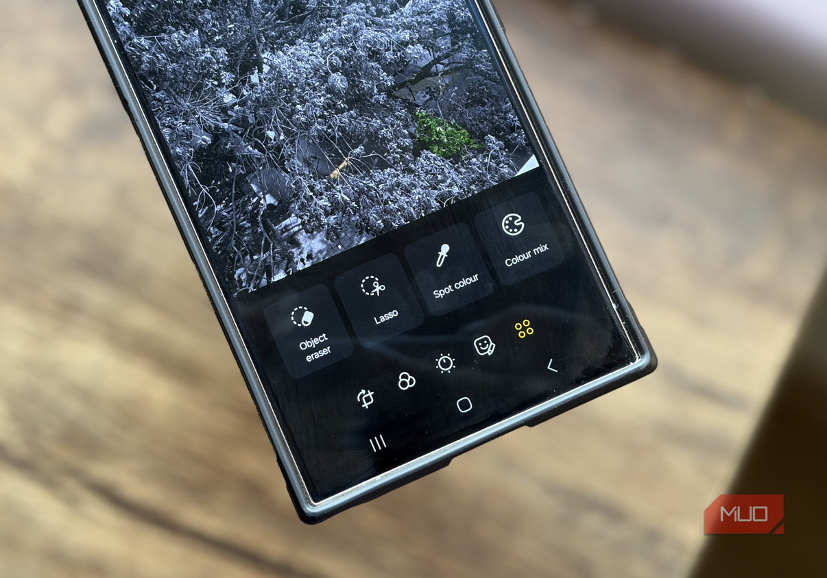 Object eraser feature in the Samsung Gallery app