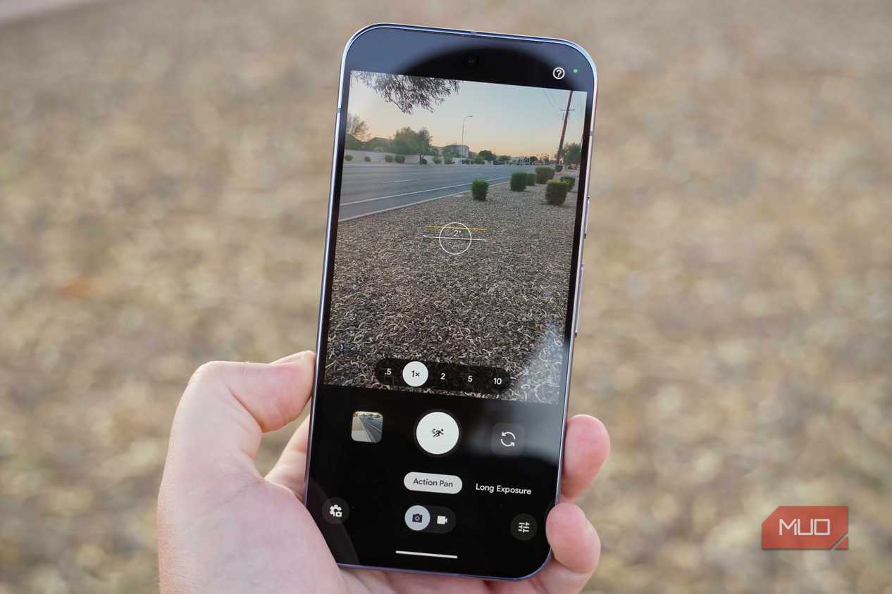 The Action Pan viewfinder pointed at a street.