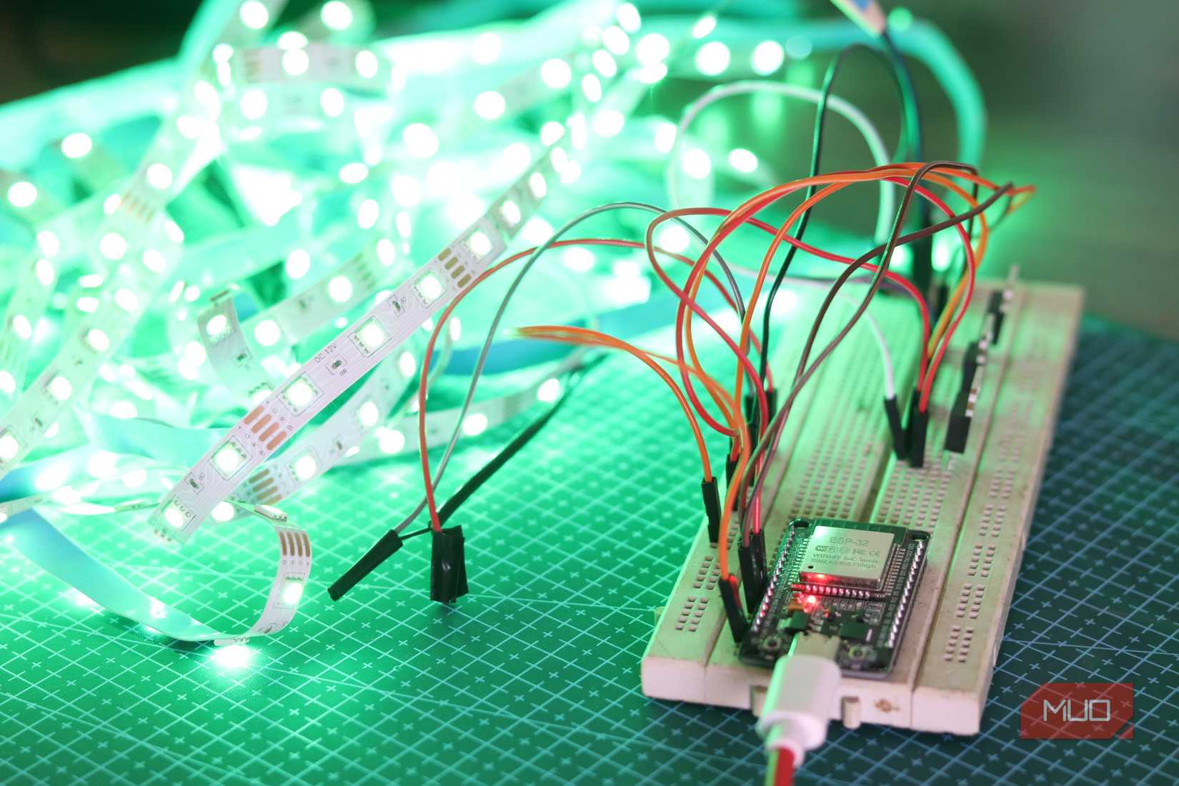 ESP32 を使用した緑色の RGB ストリップ。