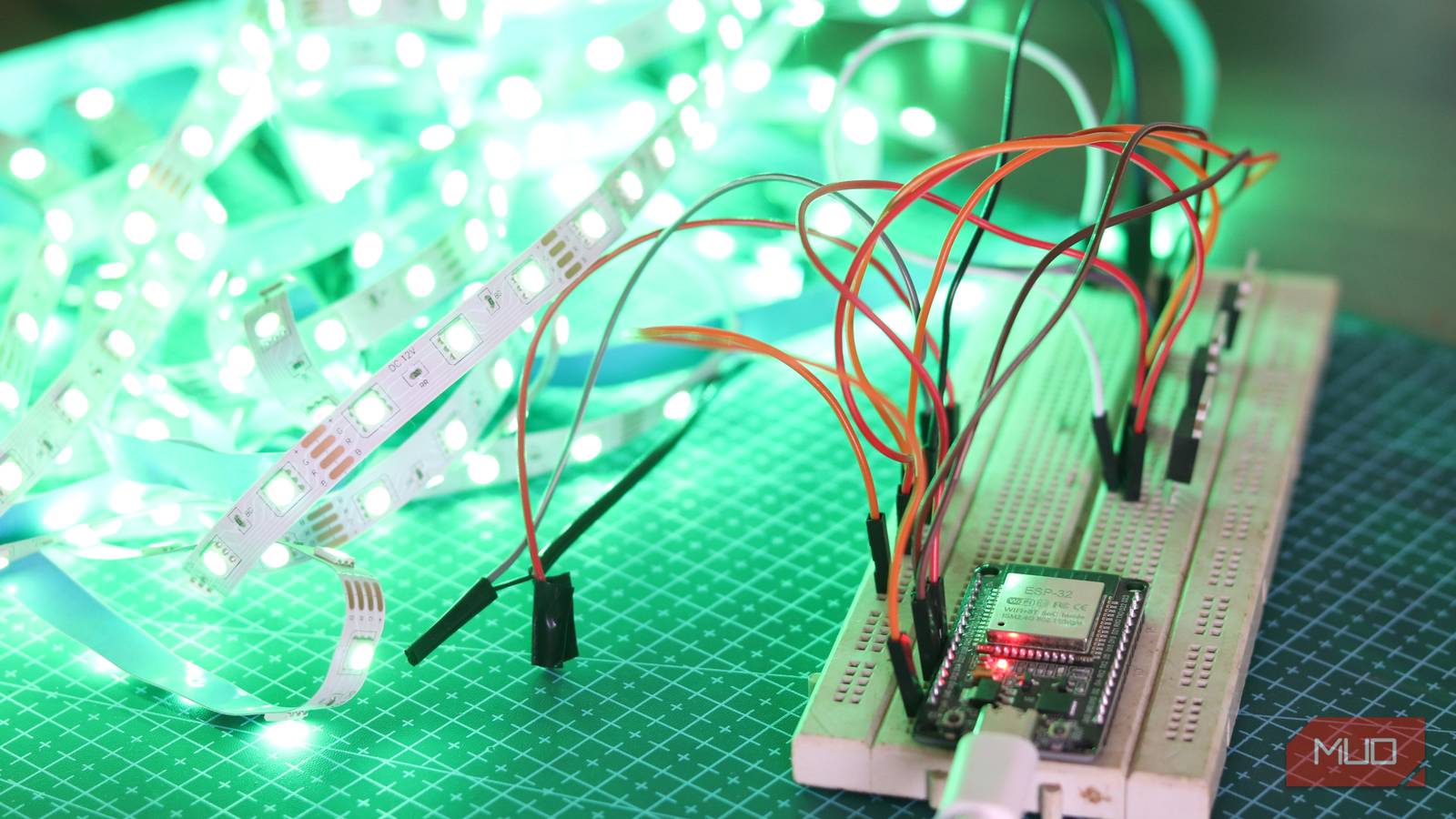 I built an ESP-powered internet-outage alarm I can’t miss for just 