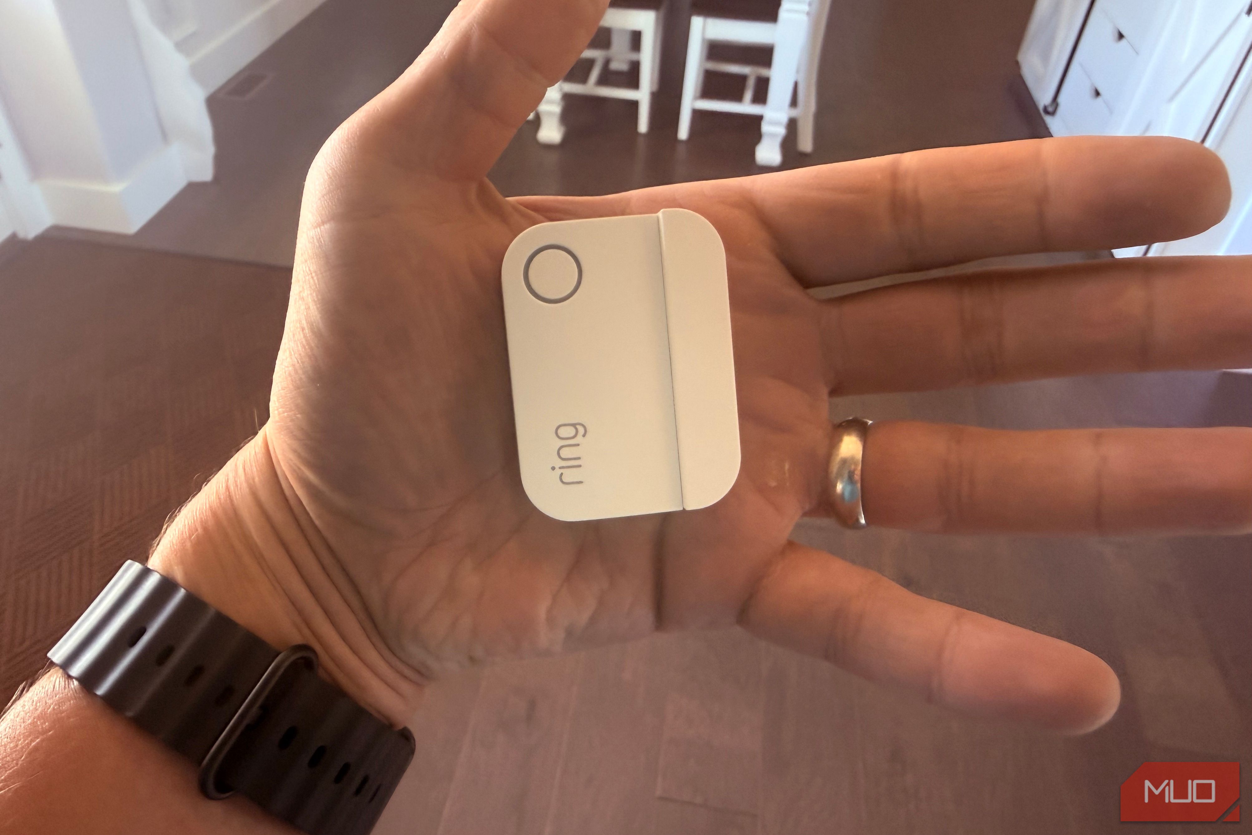 Ring contact sensor in hand