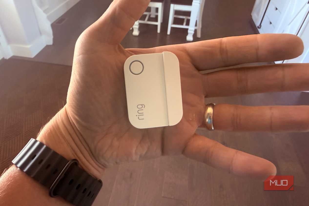 Ring contact sensor in hand