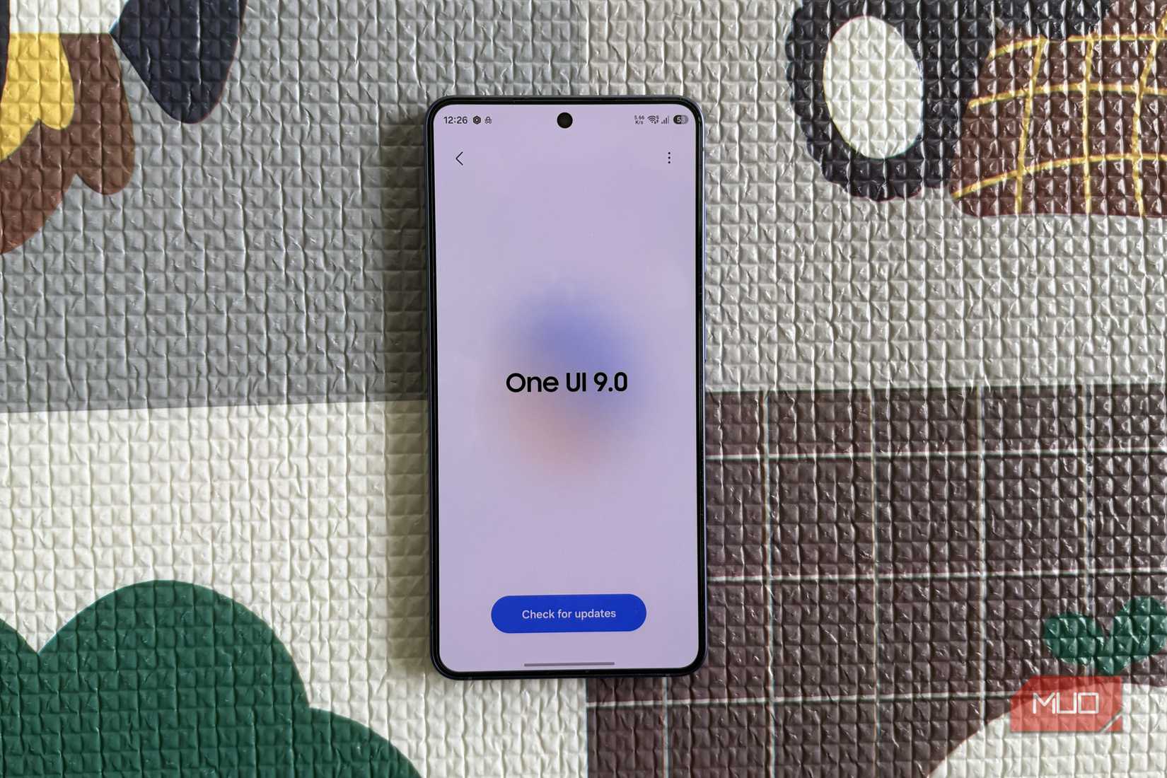 Pixel против Samsung: почему смартфоны Google ограничивают пользователя Экран обновлений One UI 9 на смартфоне Samsung S26