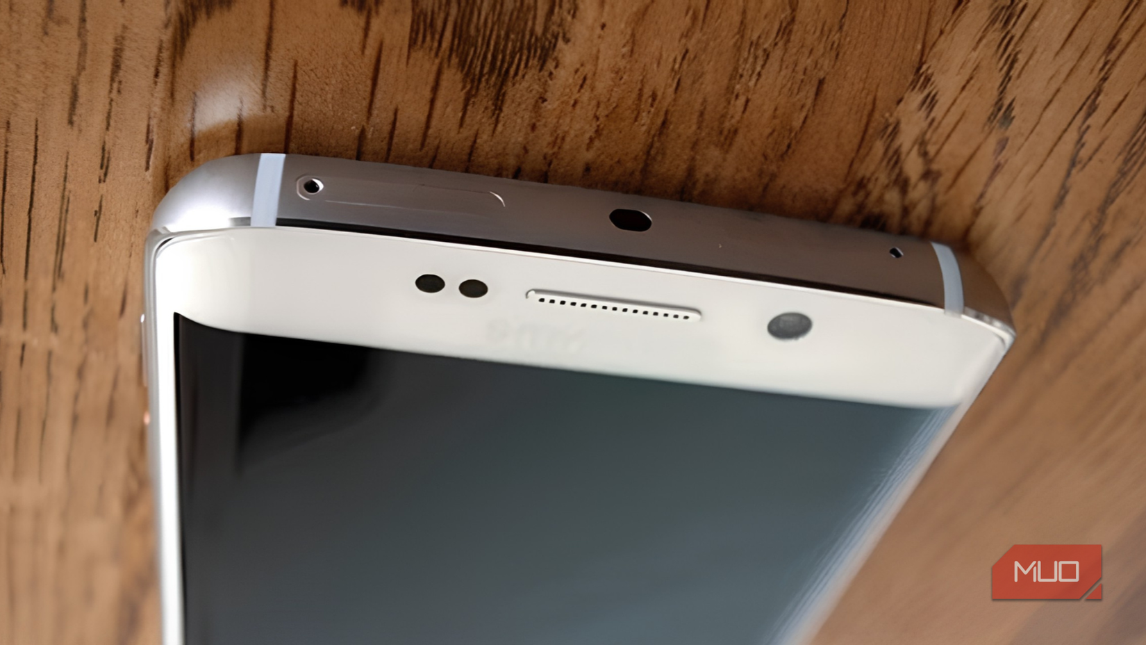 Le S6 Edge montre le dessus de l'appareil sur une table en bois