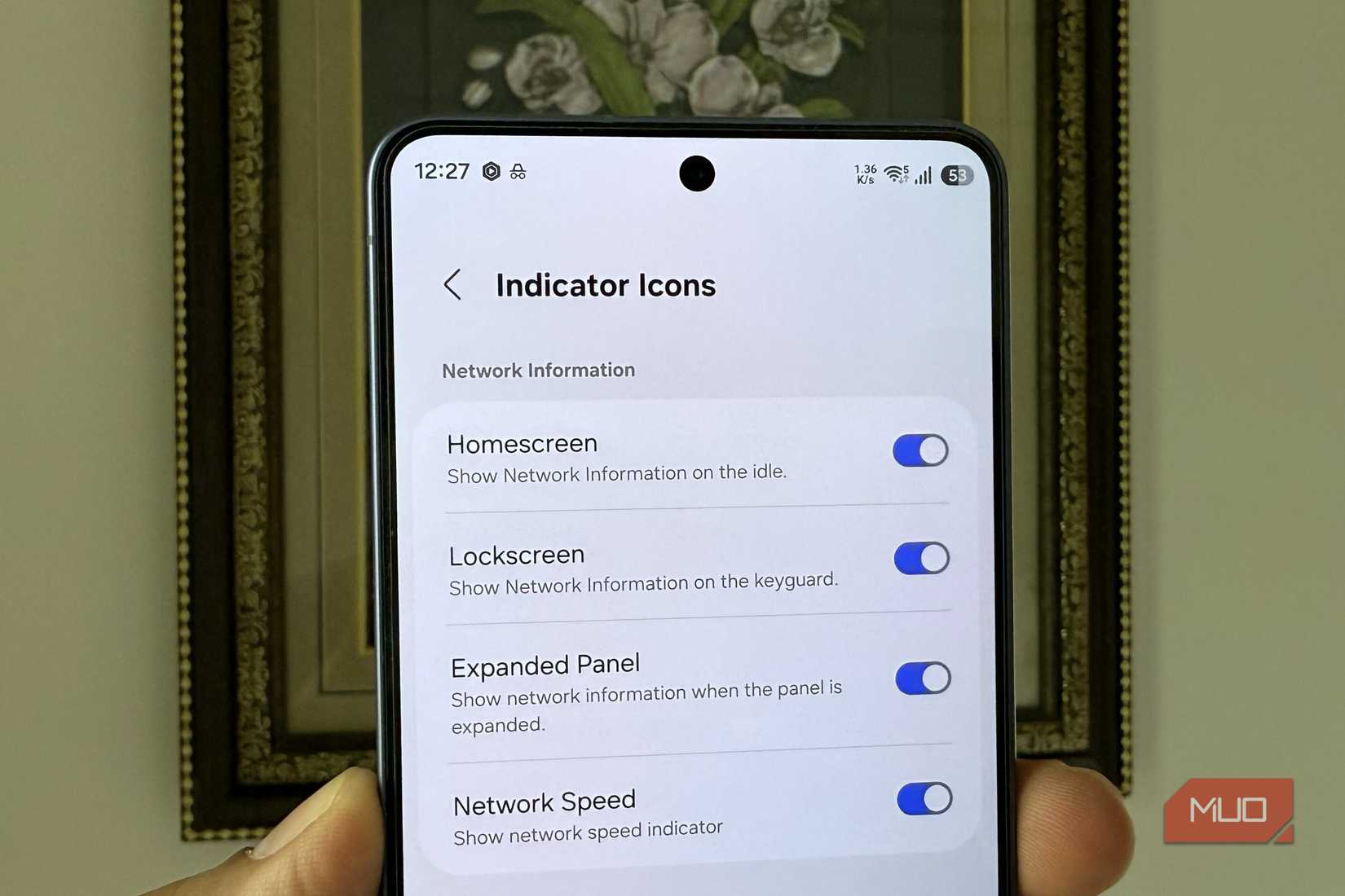 Samsung phone in hand showing Network speed indicator menu