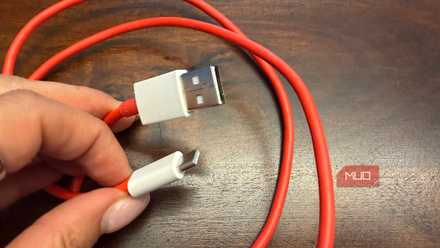 كابل USB-C إلى USB-A باللون الأحمر عن قرب
