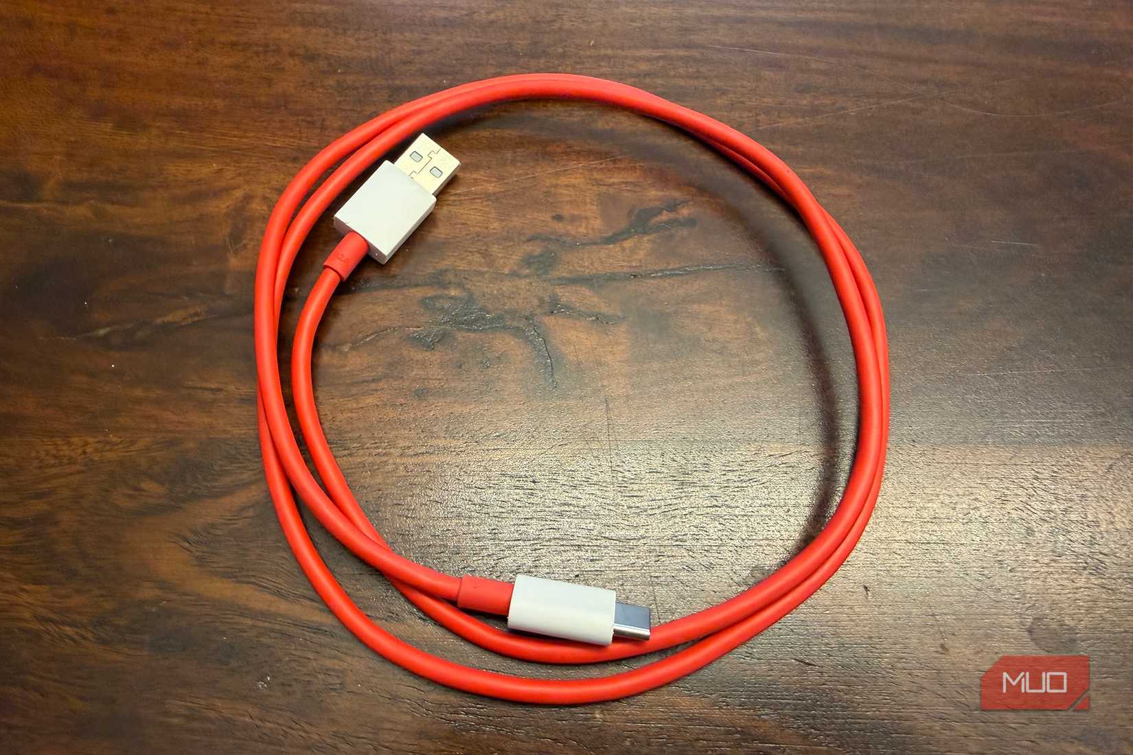 كابل USB-C إلى USB-A ملفوف باللون الأحمر