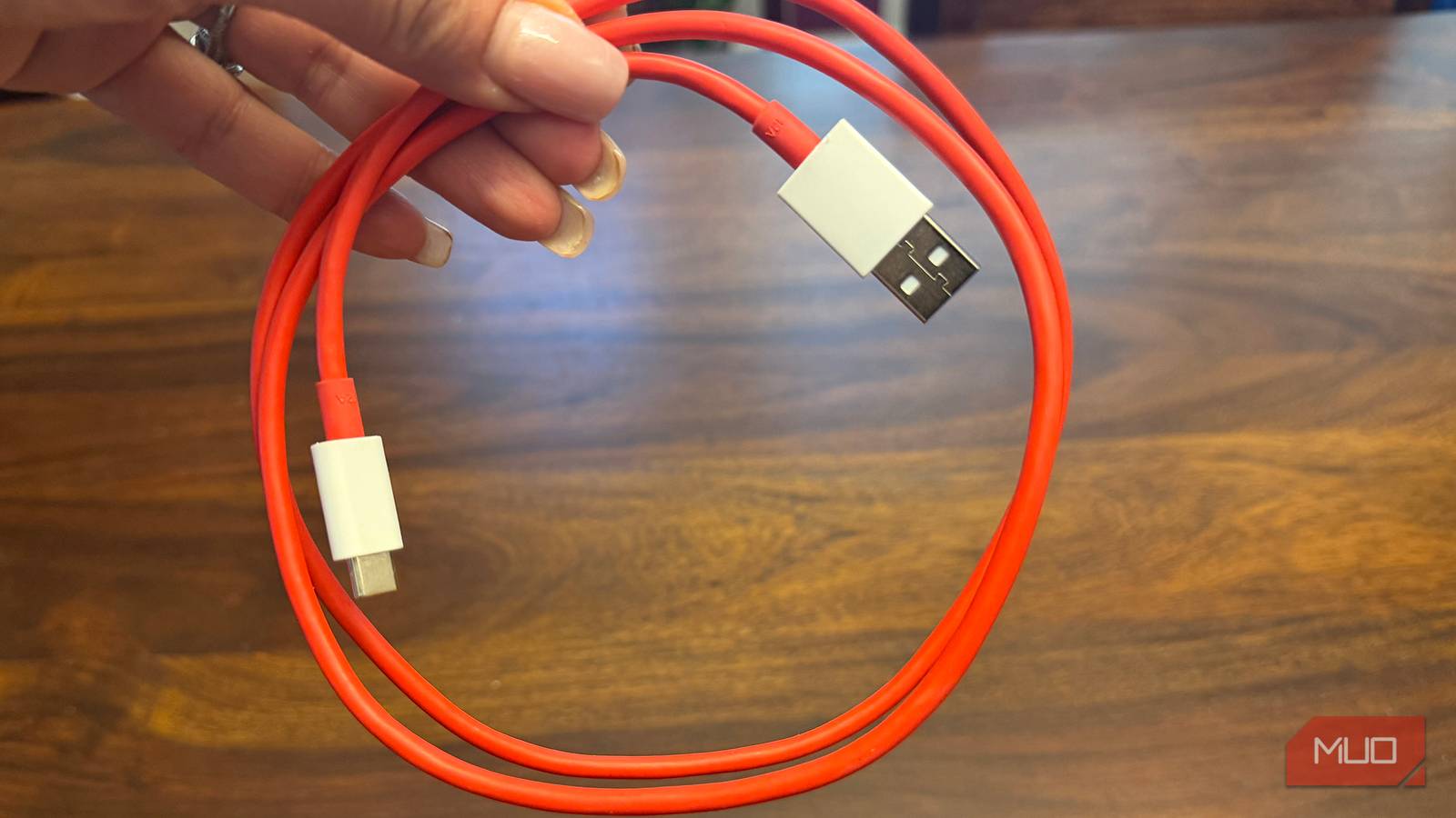 كل كابل USB-C سريع حقًا يكون قصيرًا بشكل مثير للريبة، والفيزياء هي السبب كل كابل USB-C سريع حقًا يكون قصيرًا بشكل مثير للريبة، والفيزياء هي السبب