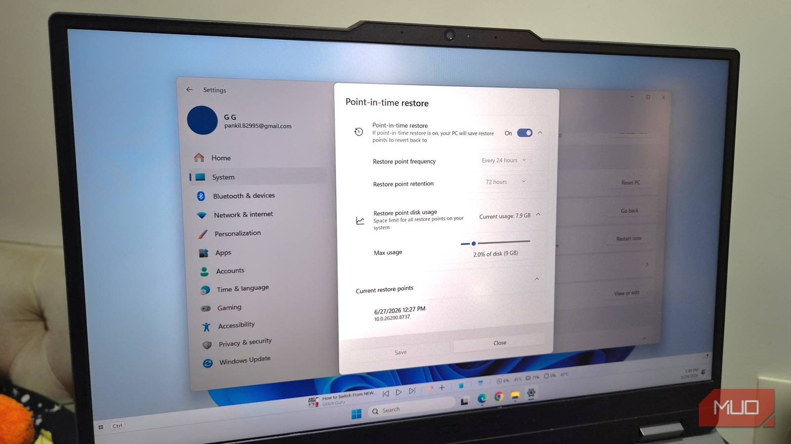 Ноутбук с Windows 11 и открытым окном функции восстановления системы Ноутбук с Windows 11 и открытым окном функции восстановления системы