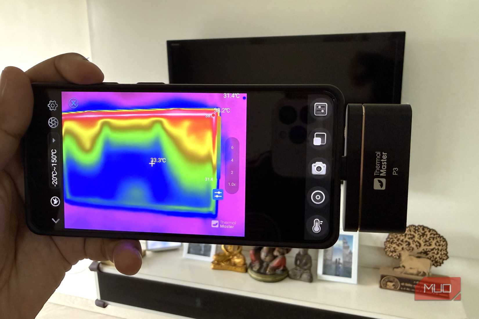 Un fil connecté à la caméra thermique dirigé vers le téléviseur
