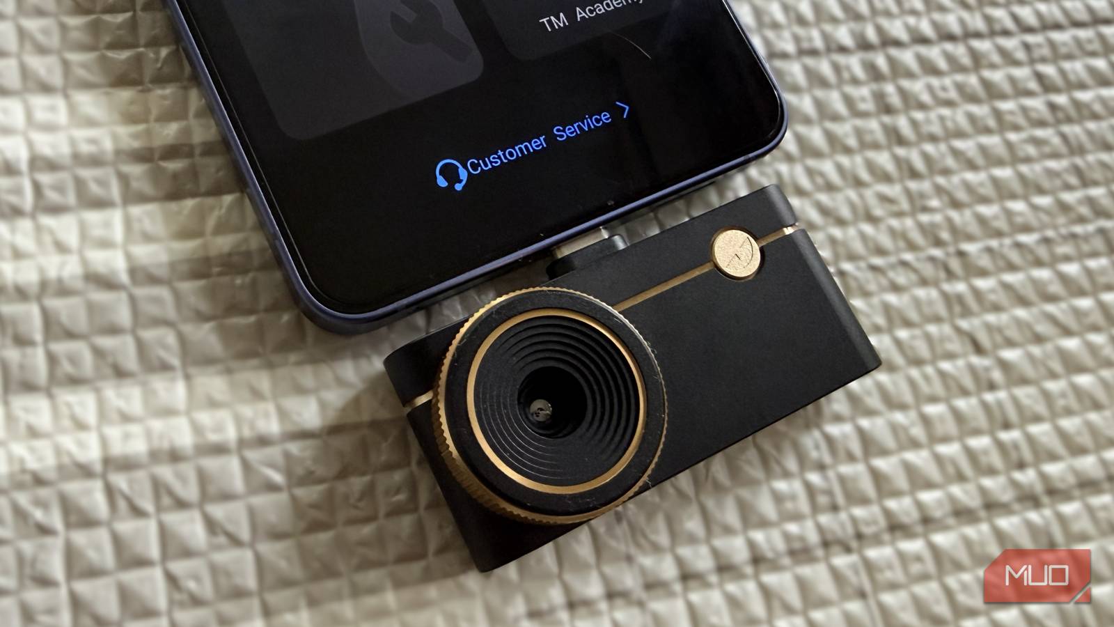 لقد اشتريت مرفقًا غريبًا من نوع USB-C لهاتفي، والآن يمكنه رؤية الأشياء التي لا تستطيع عيناي رؤيتها لقد اشتريت مرفقًا غريبًا من نوع USB-C لهاتفي، والآن يمكنه رؤية الأشياء التي لا تستطيع عيناي رؤيتها