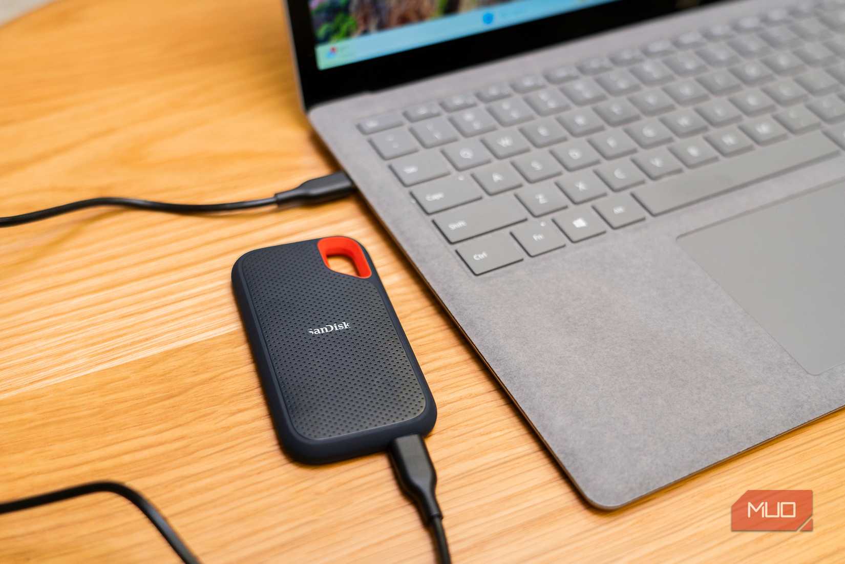 SSD خارجي متصل بجهاز كمبيوتر محمول