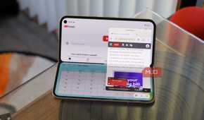 App bubbles in Android 17 on a foldable.