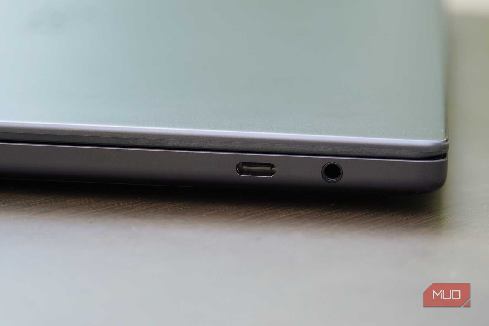 The port selection on the XPS 16.