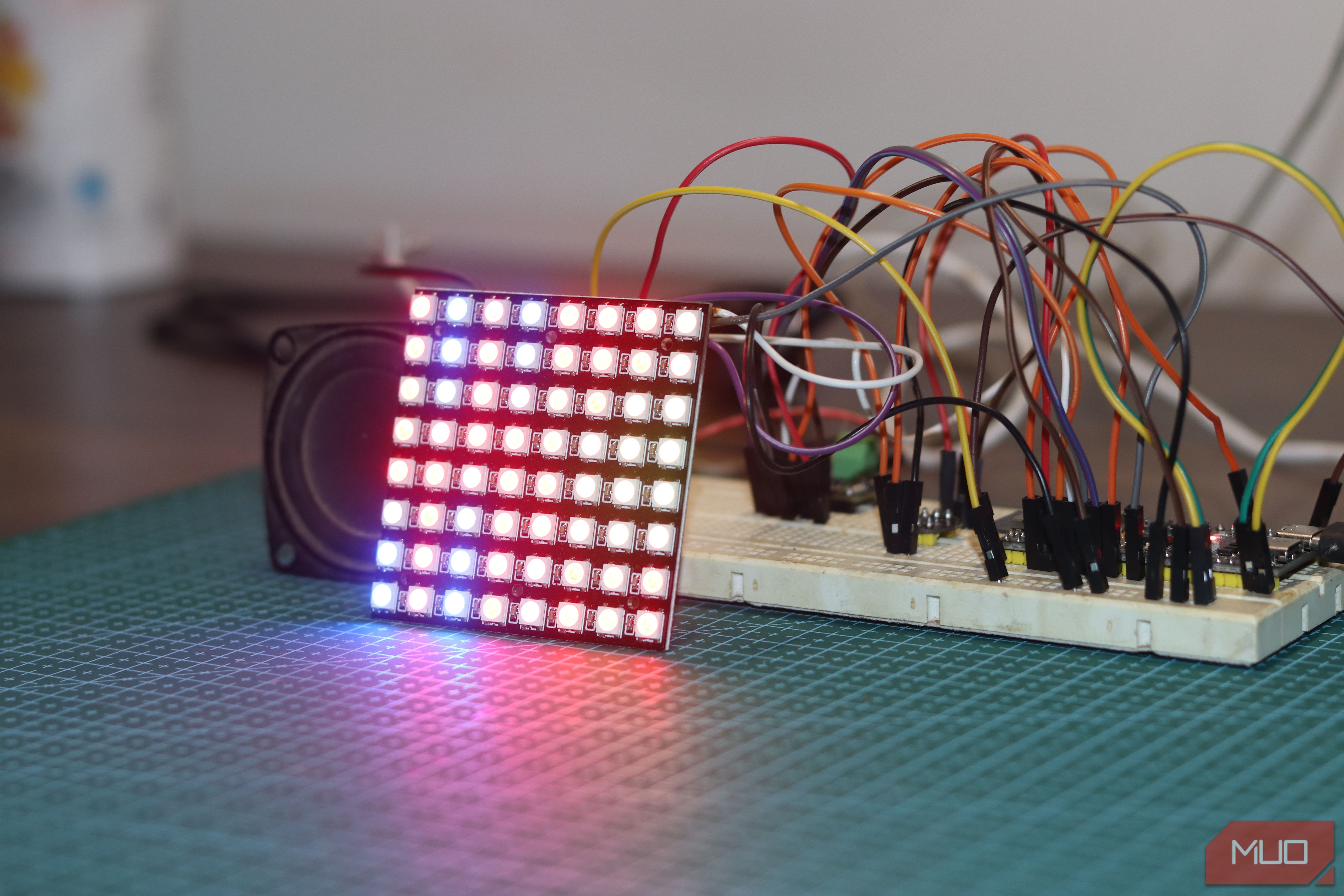 Imagen de la noticia: Creé mi propio asistente de voz por $15 y responde más rápido que Alexa (MakeUseOf Smart Home)