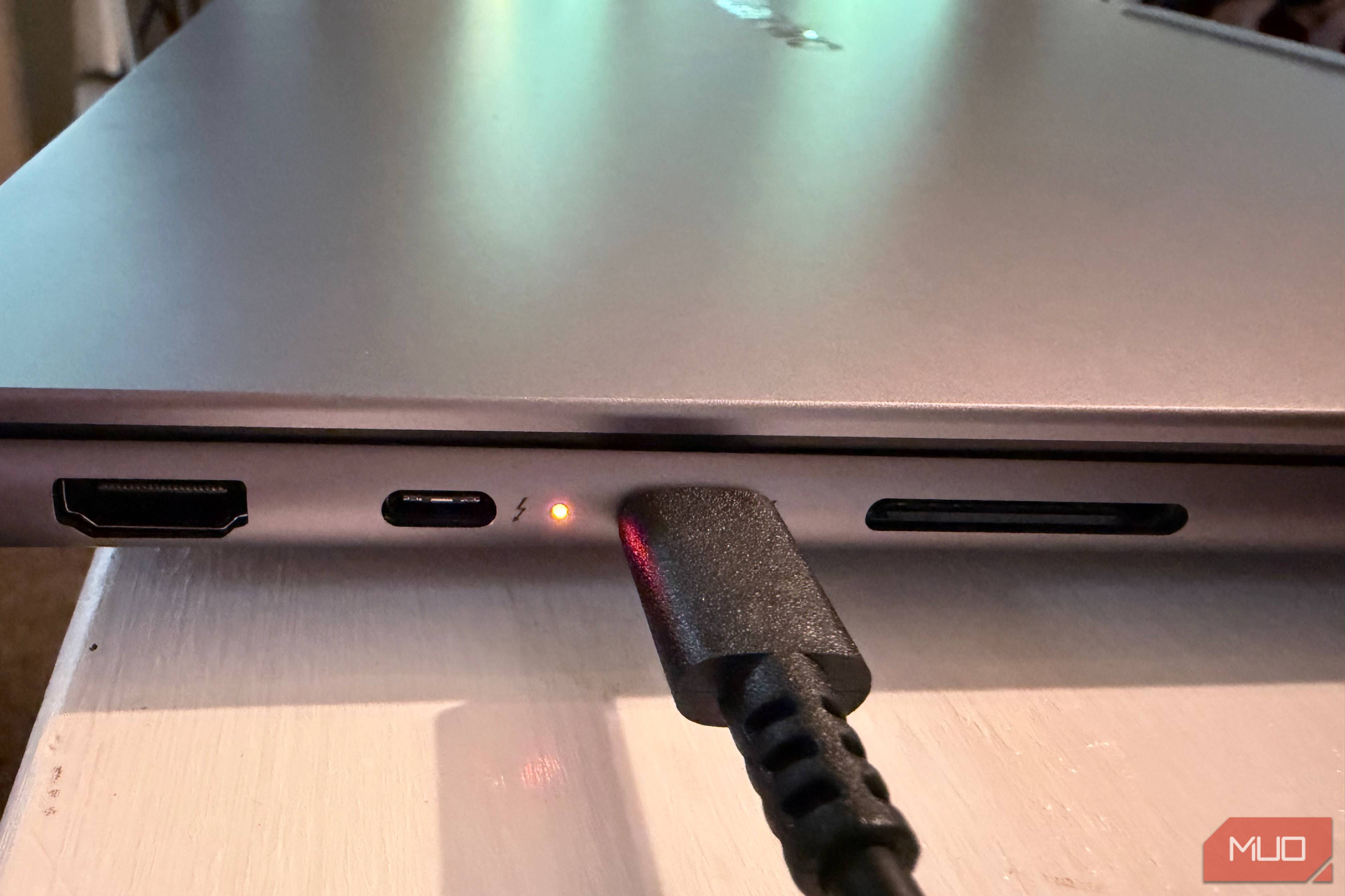Пользователь снизил ночную разрядку батареи ноутбука Lenovo с 8% до 4% с помощью двух настроек