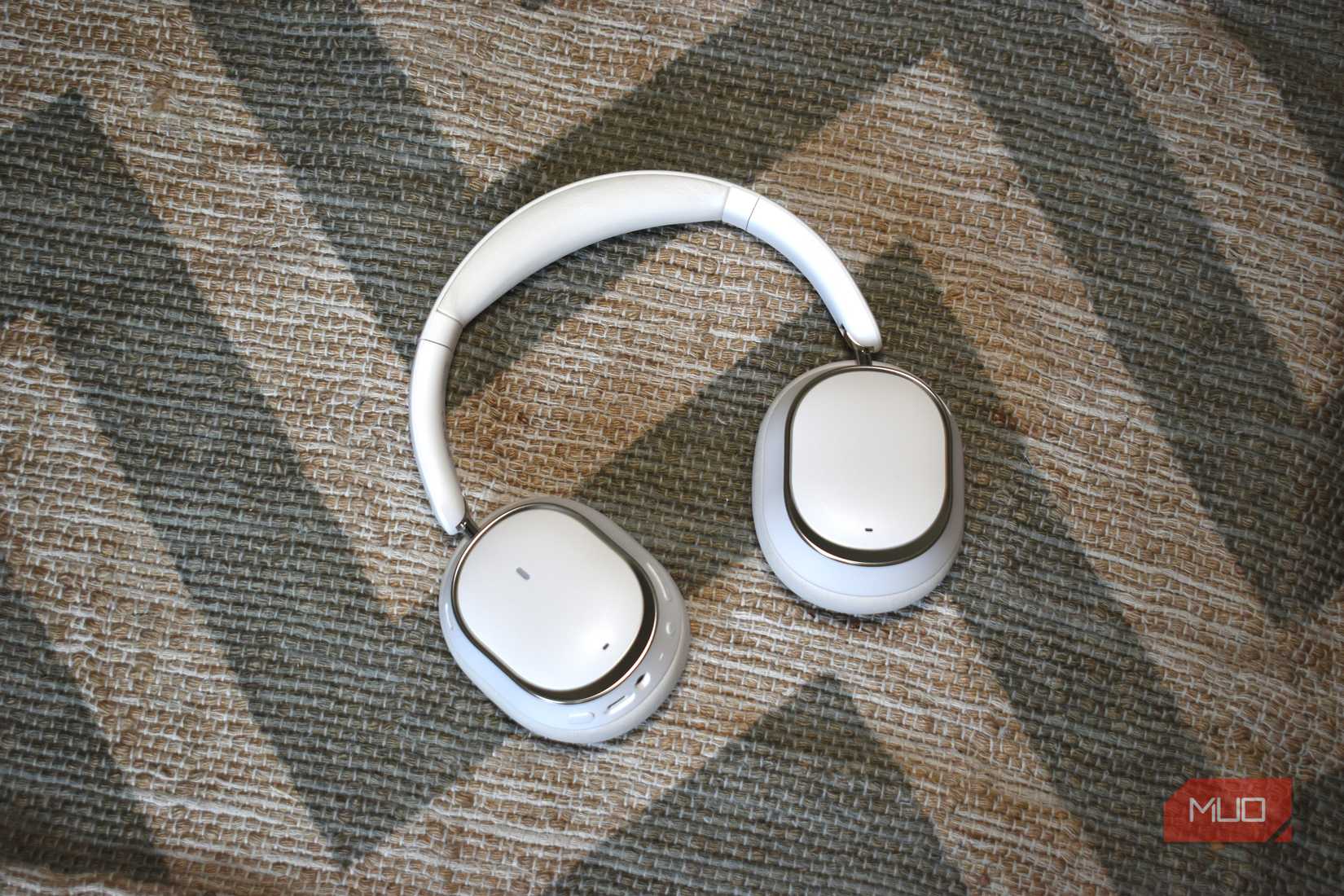 fiio eh13 top down view of rear earcups.