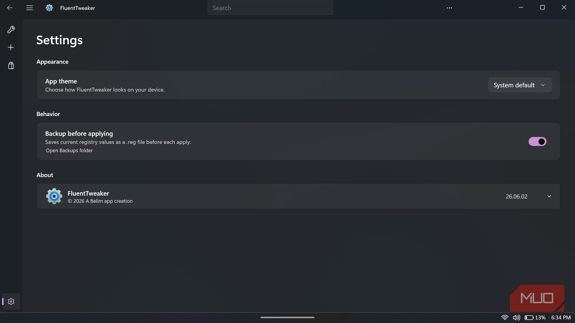 FluentTweaker app settings screen in dark mode