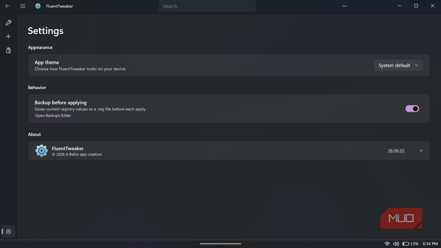 FluentTweaker app settings screen in dark mode