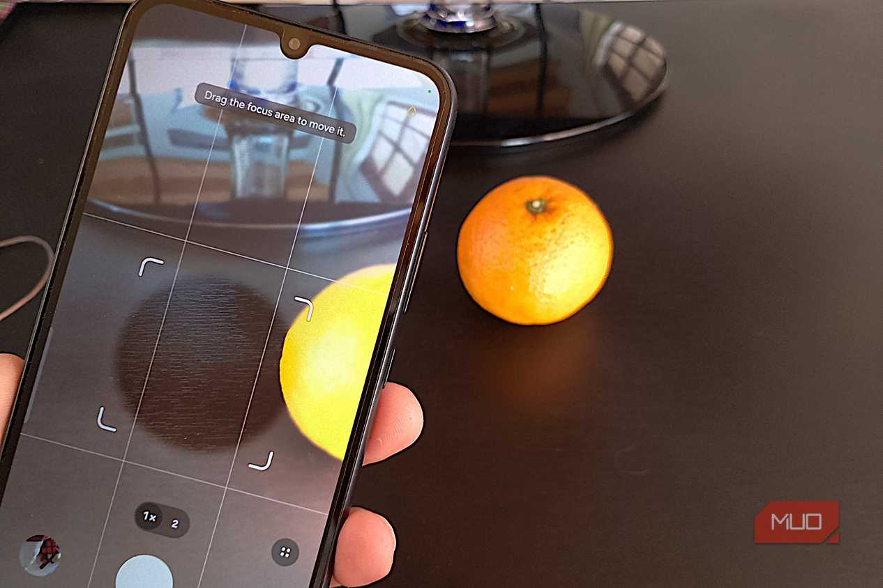 Galaxy phone using Food mode with the focus area moved to an orange off center