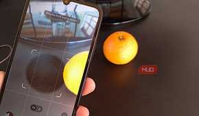 Galaxy phone using Food mode with the focus area moved to an orange off center