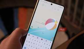 Expressive animations on the Razr Fold in the Google Messages app.