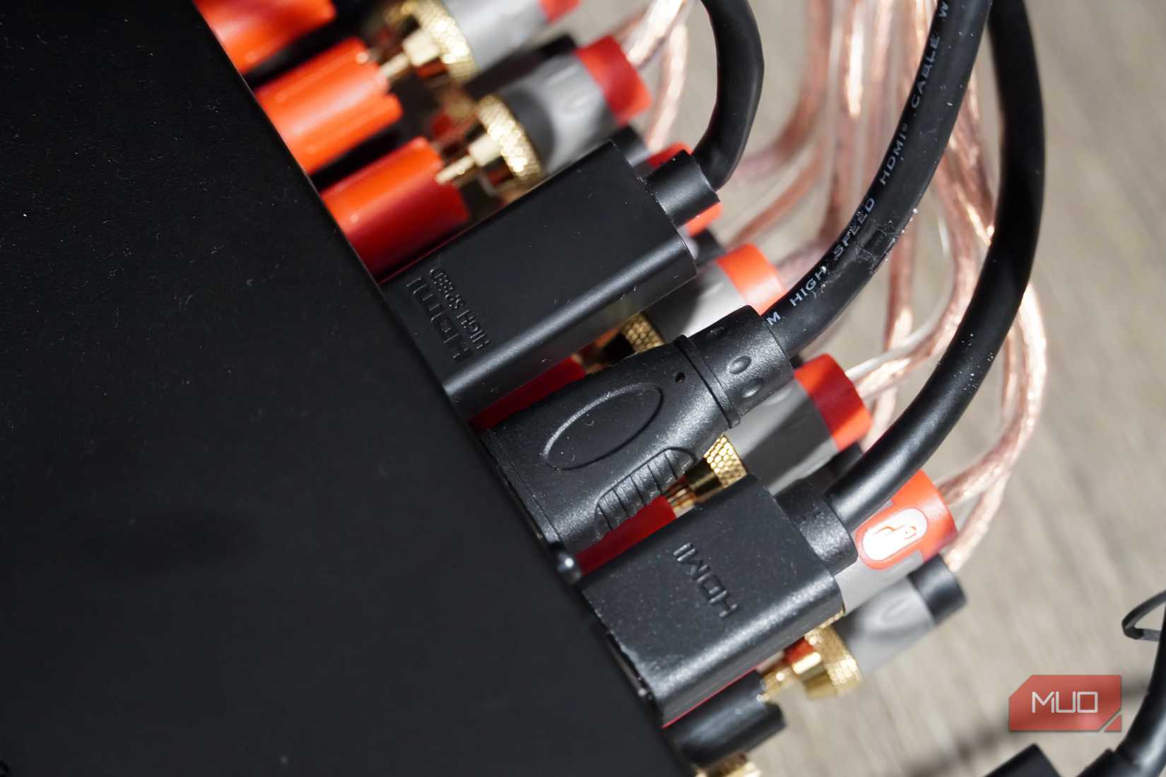 منافذ HDMI متصلة بجهاز استقبال AV.