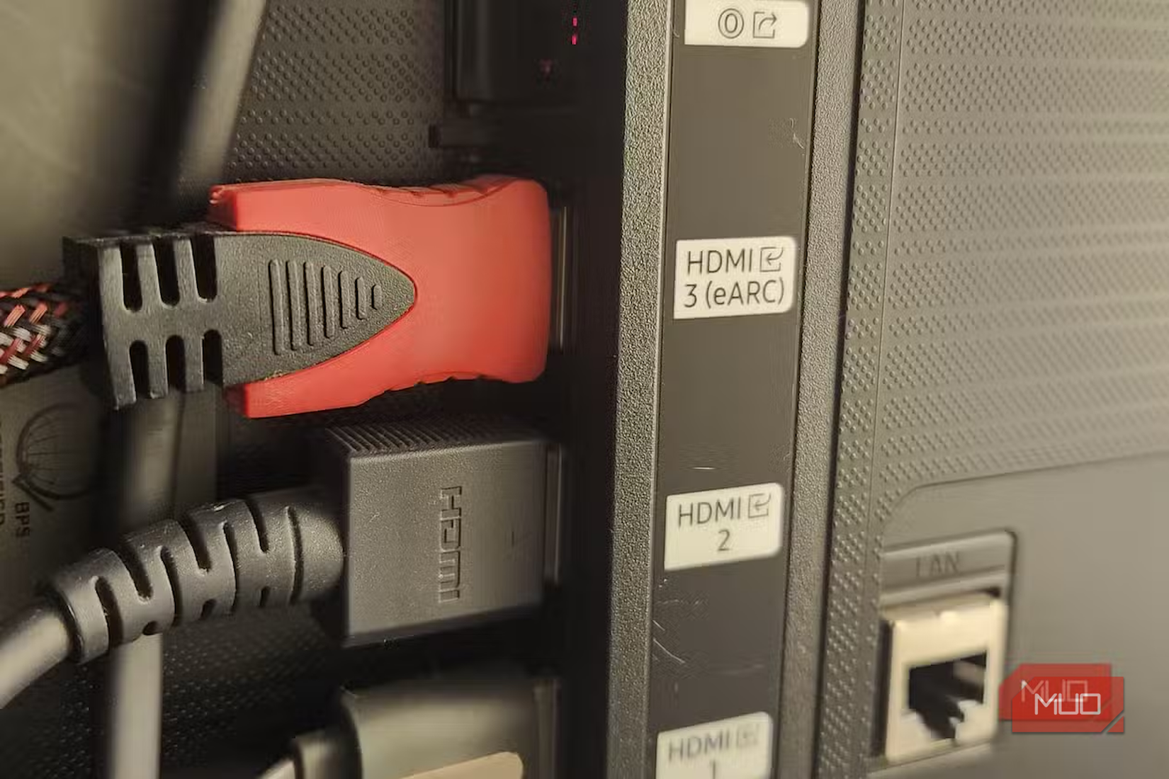 كابلات HDMI موصولة بالتلفزيون
