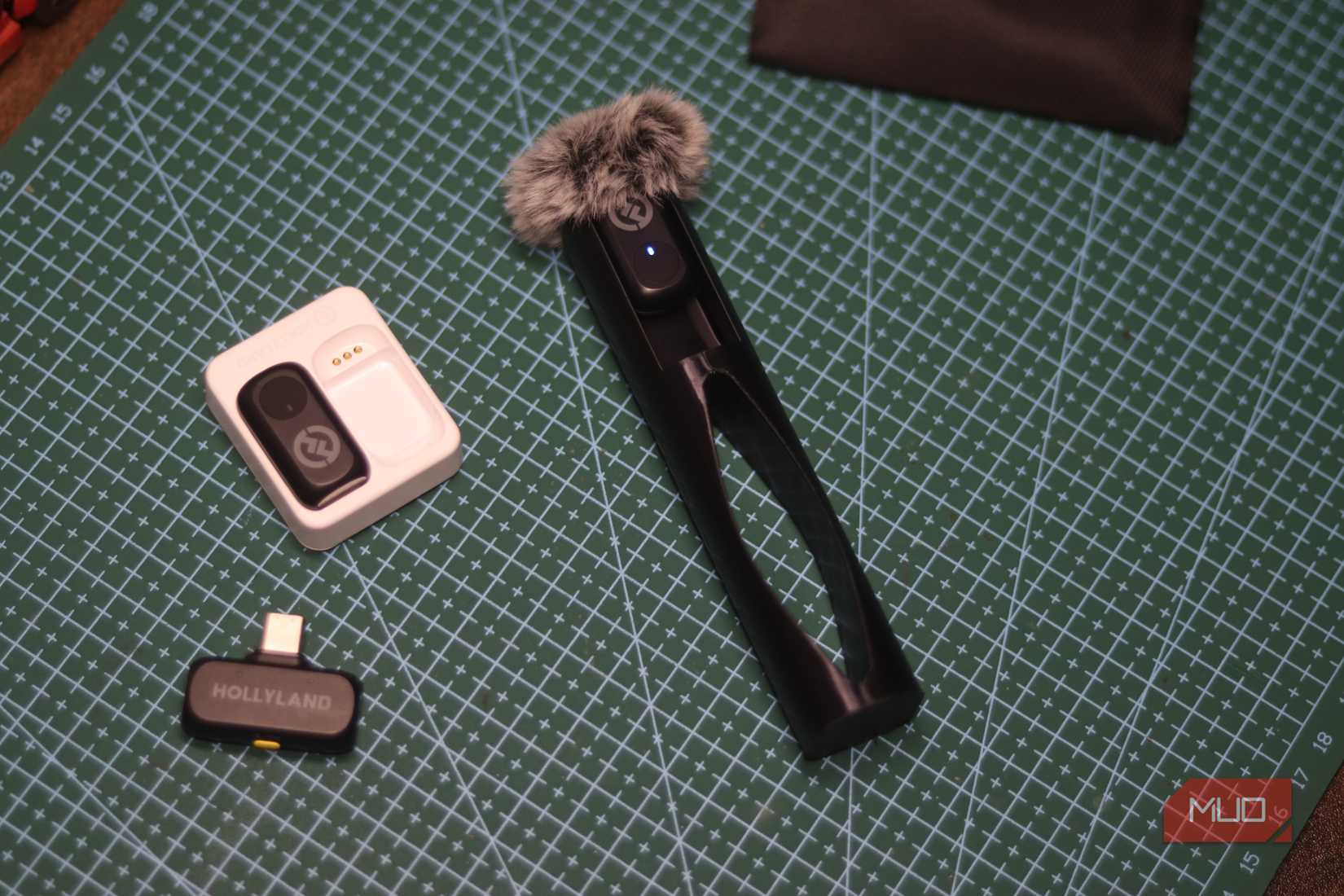 Hollyland Lark A1 Mic with 3D printed stand.