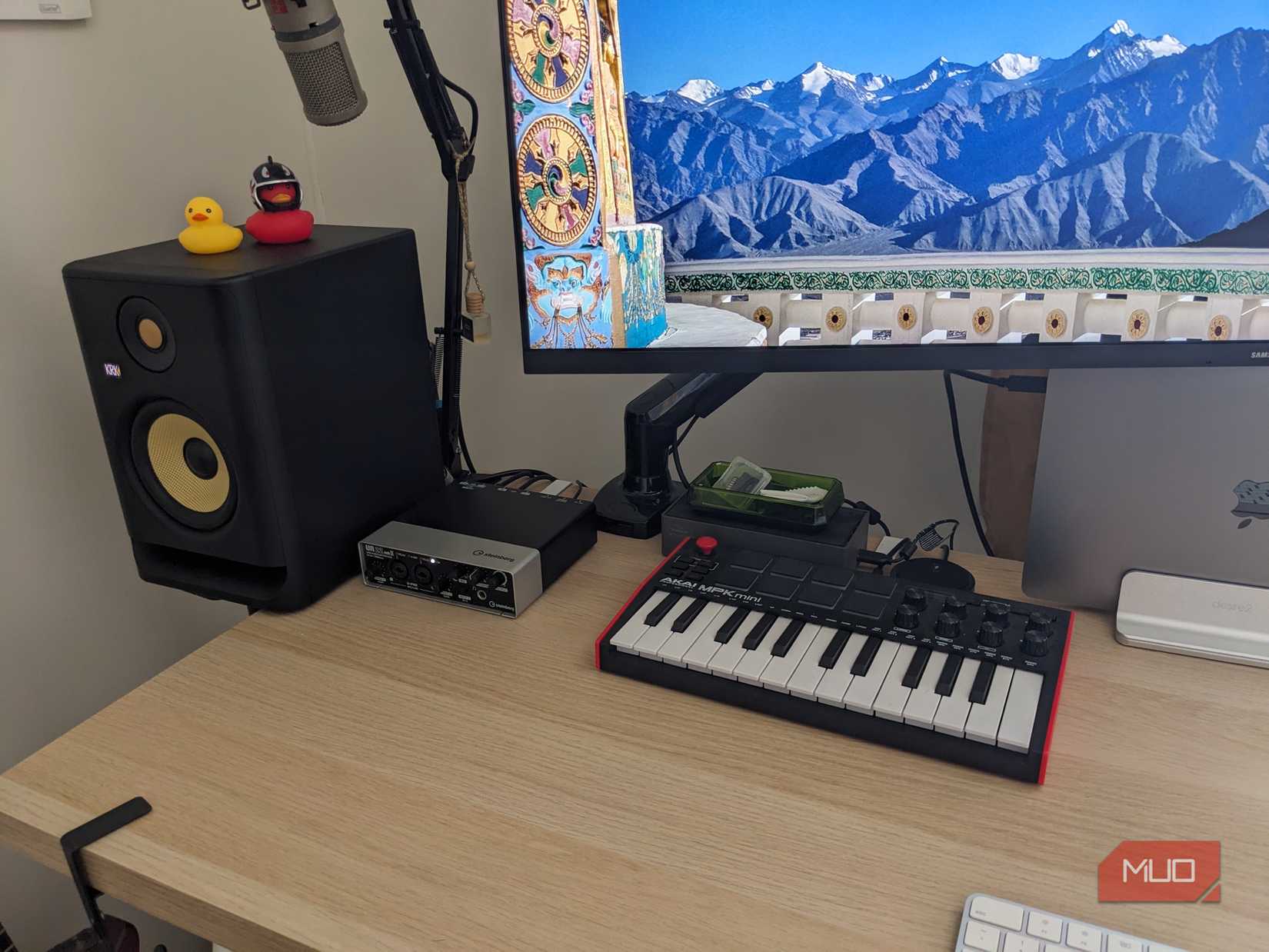 The KRK Rokit 5 situated on a desktop.