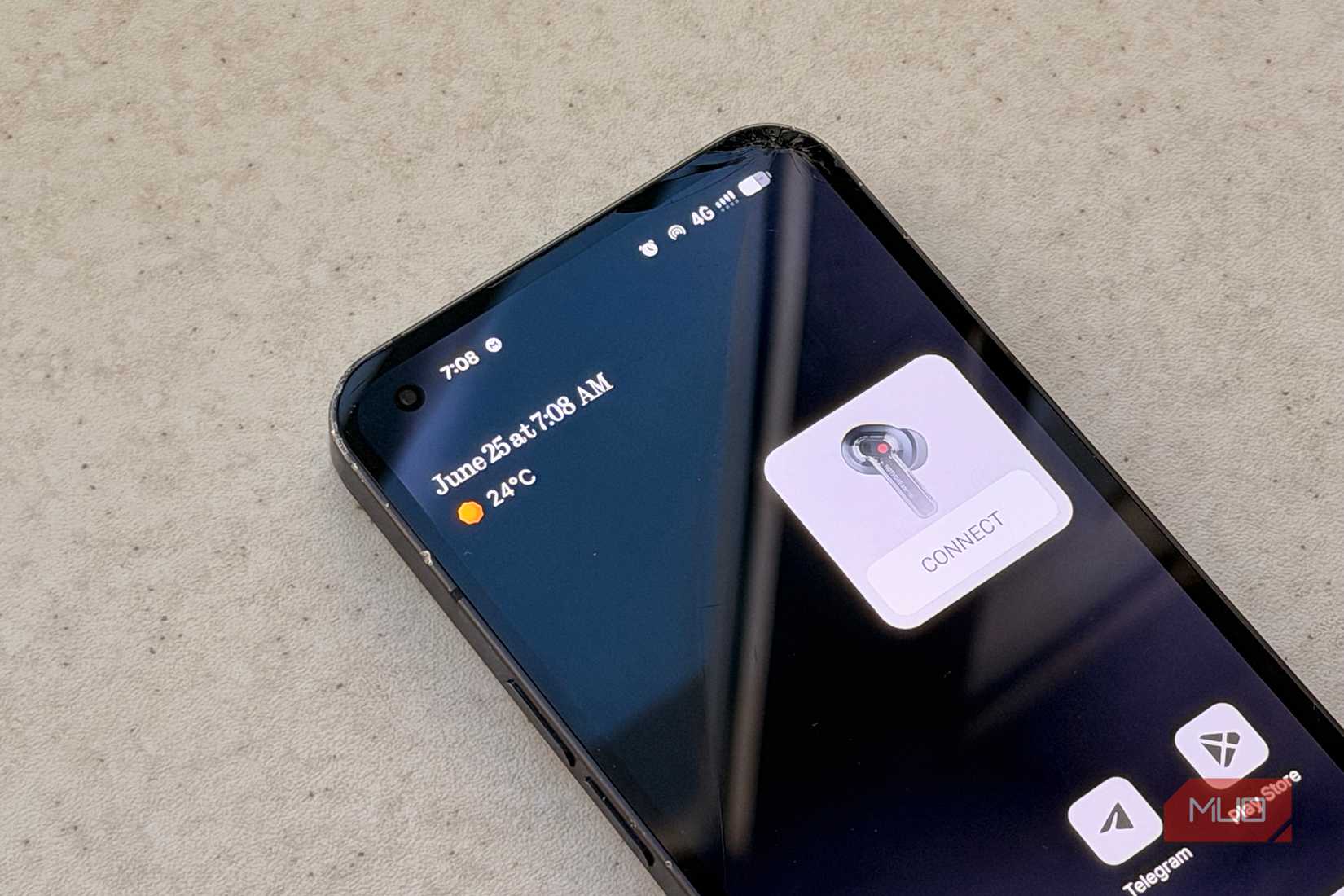 LineageOS home screen close up shows 4G status icons