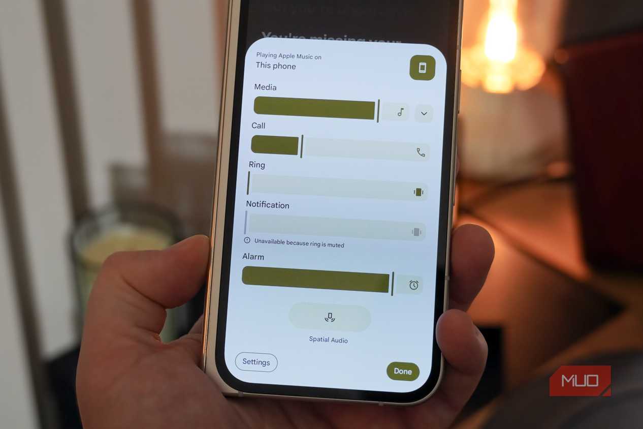The expanded volume overlay on a Pixel phone.