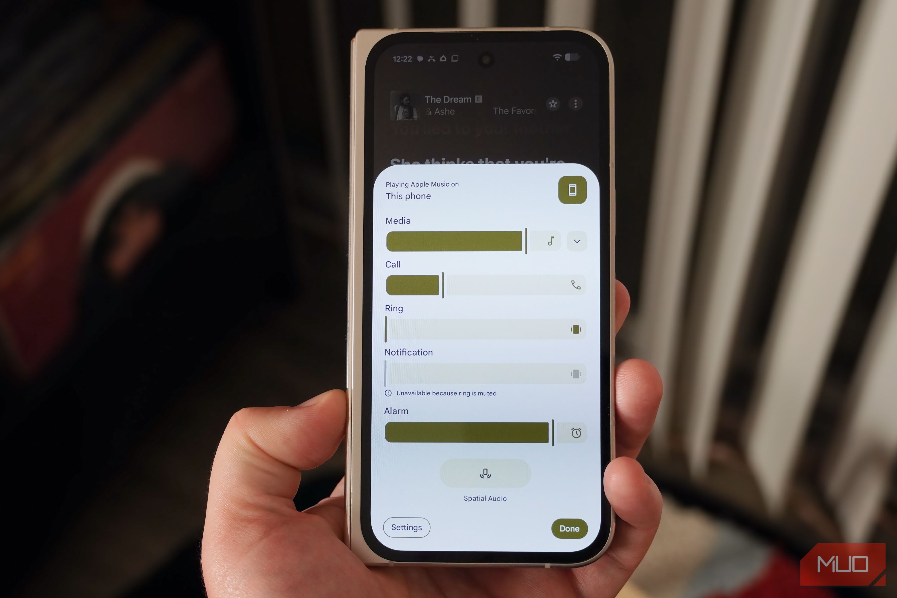 The expanded volume overlay on a Pixel phone.