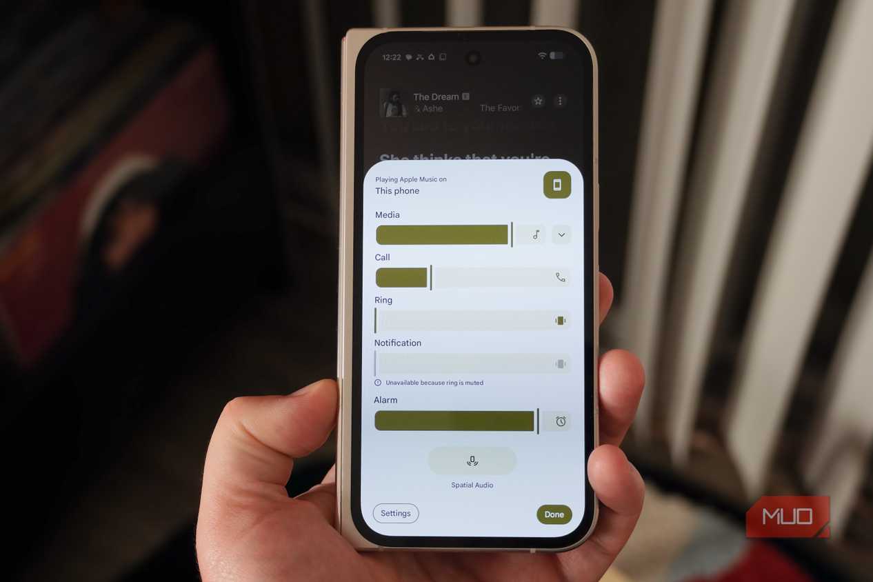 The expanded volume overlay on a Pixel phone.
