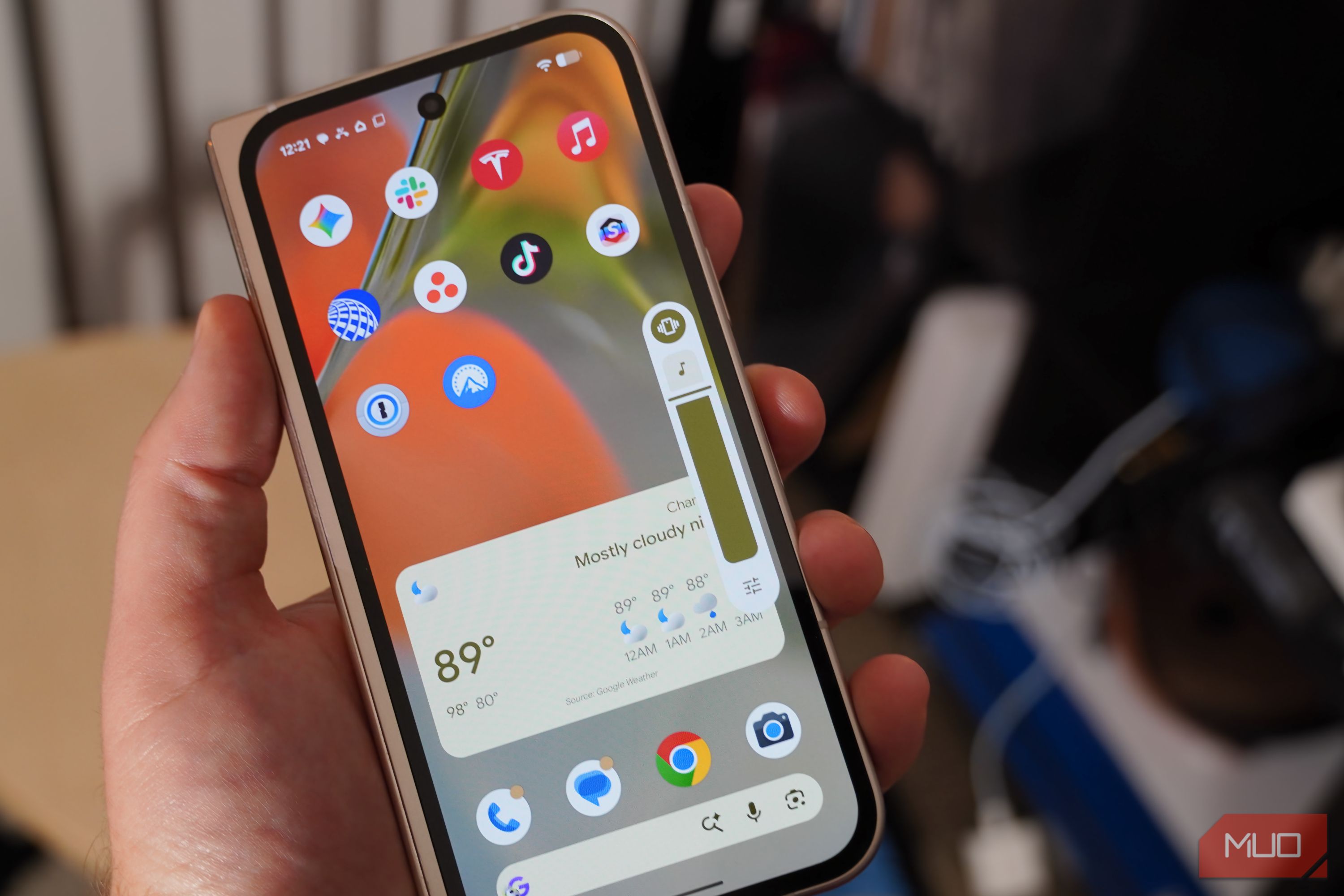 The volume overlay on a Pixel fold. 
