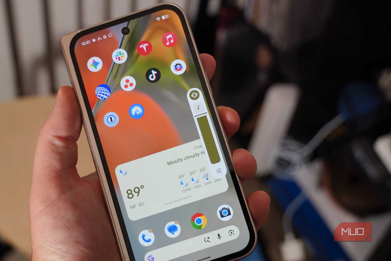 The volume overlay on a Pixel fold.
