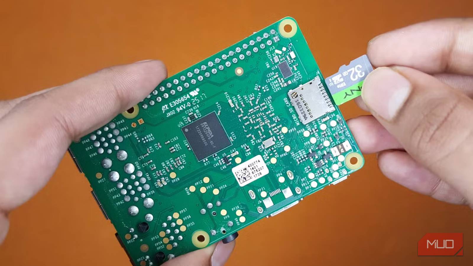يقوم جهاز Raspberry Pi الخاص بك بتمزيق بطاقة microSD الخاصة به، ويوقفها تغييران مجانيان يقوم جهاز Raspberry Pi الخاص بك بتمزيق بطاقة microSD الخاصة به، ويوقفها تغييران مجانيان