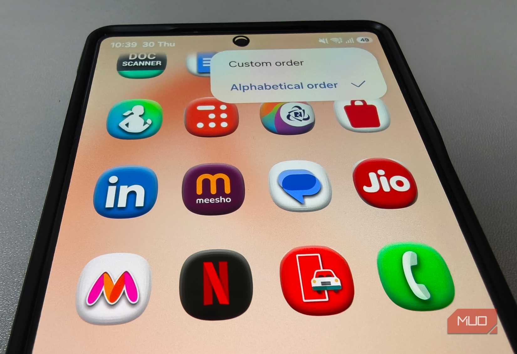 Samsung app drawer menu with Alphabetical order selected.