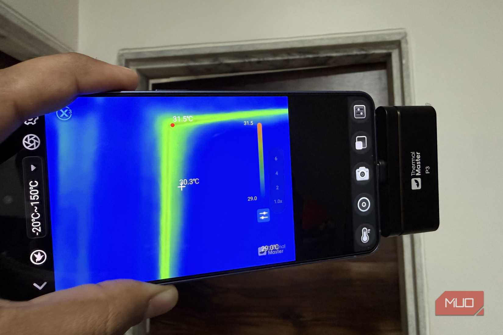Une caméra thermique montrant les pertes de chaleur près de la porte