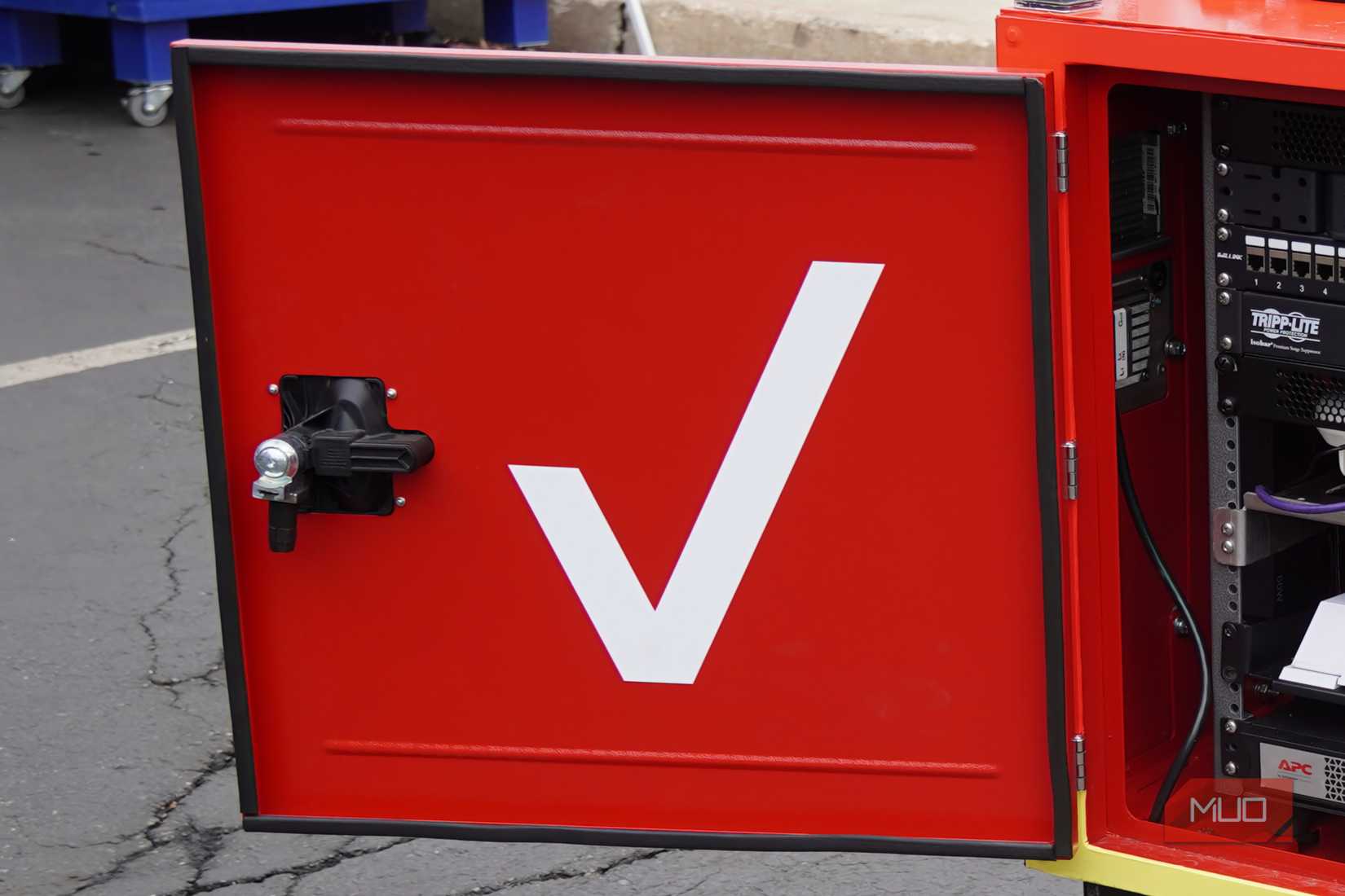 شعار Verizon على باب عربة الشبكات.