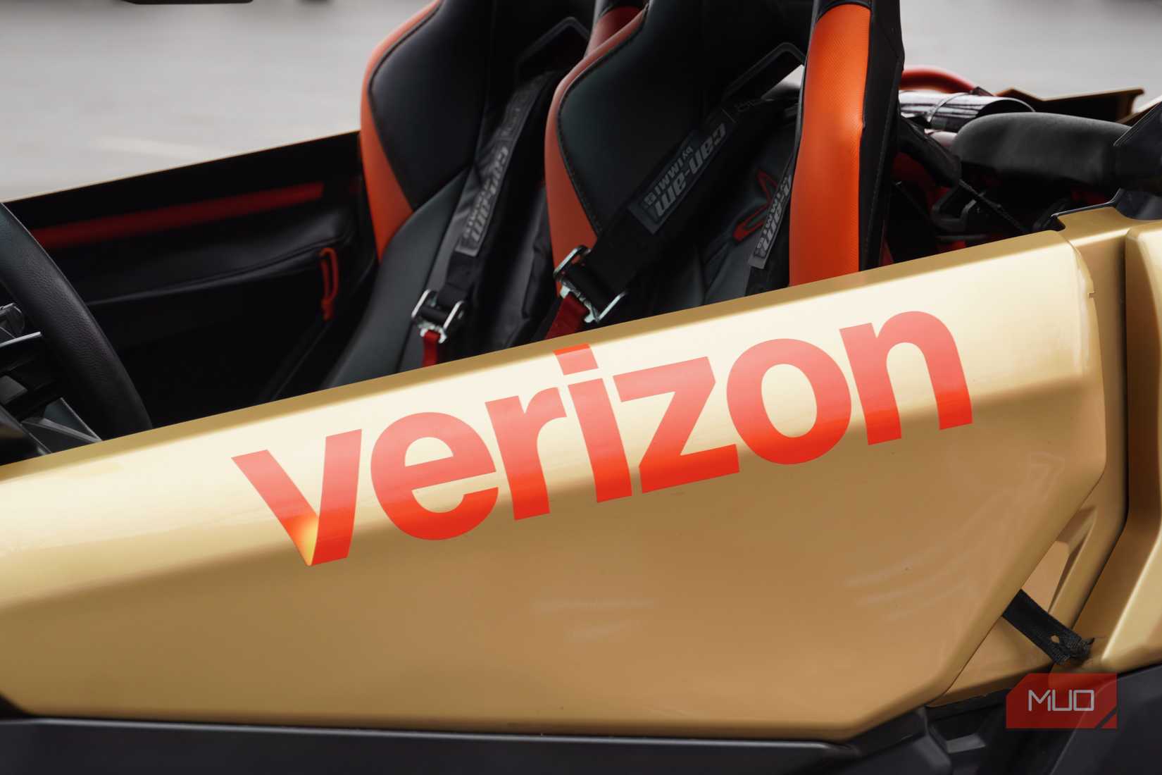 شعار Verizon على جانب السيارة.