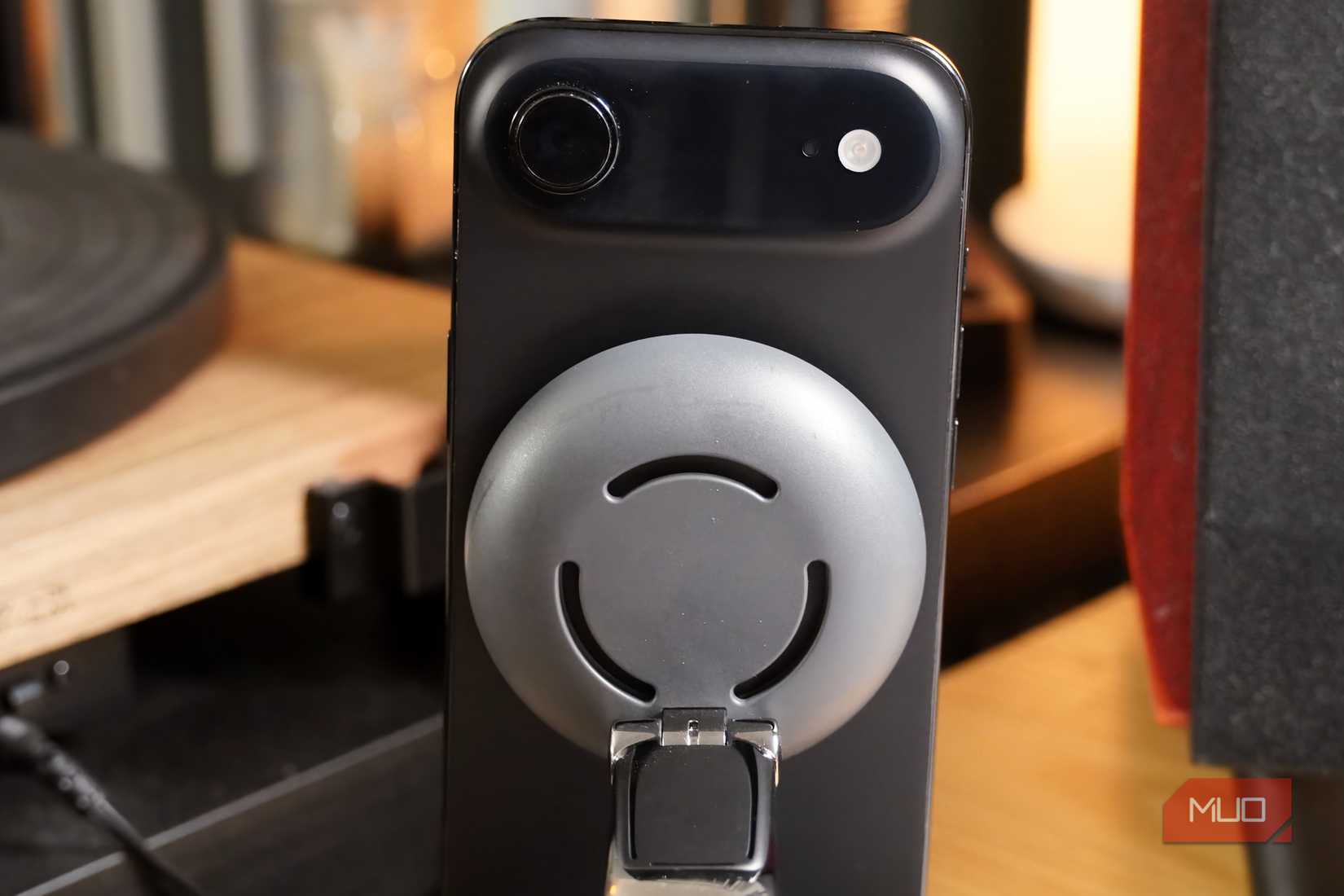 Chargeur sans fil avec ventilateur de refroidissement connecté à l'iPhone Air.